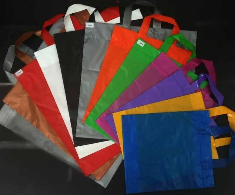 Modelos de sacolas plásticas em diferentes cores