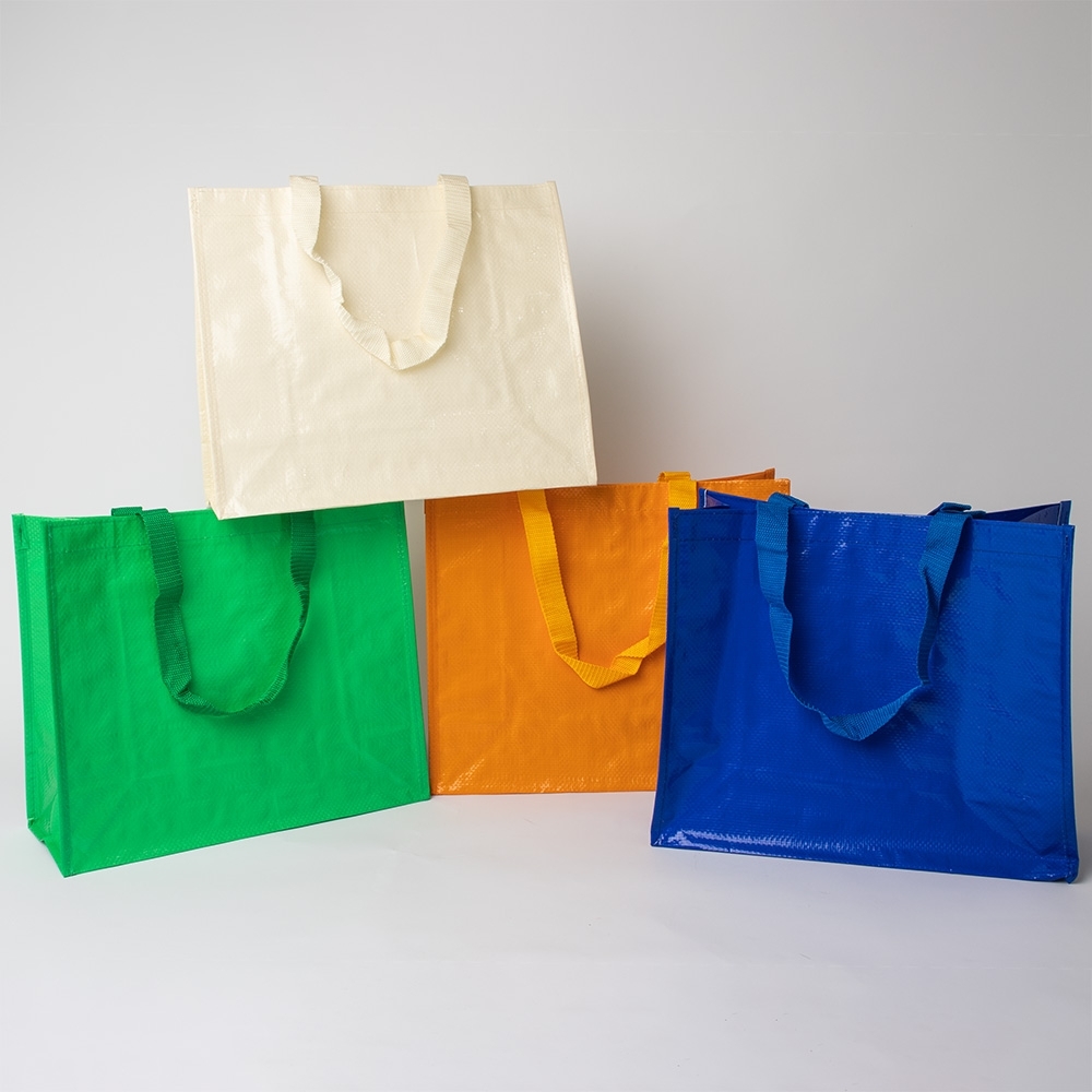 Sacolas de ráfia em diversas cores